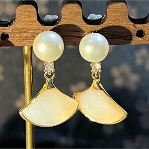 Earring made from fresh water pearl and Fritillaria